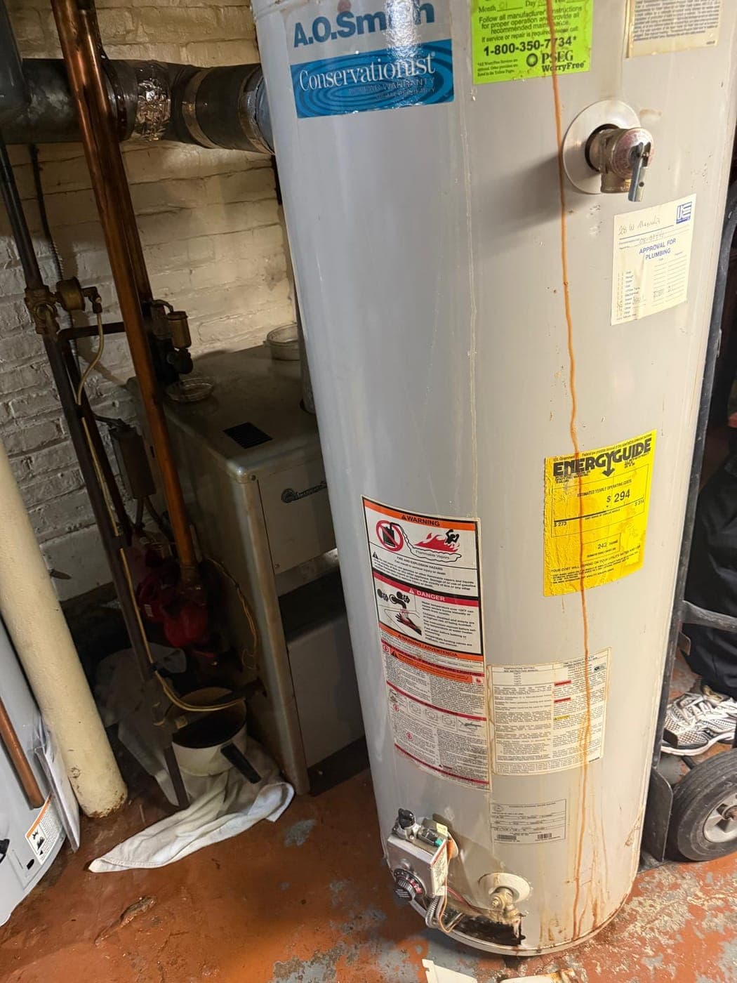 New water heater tank with gas connection